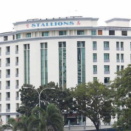 Stallions Suites Penang Jelutong Exterior photo
