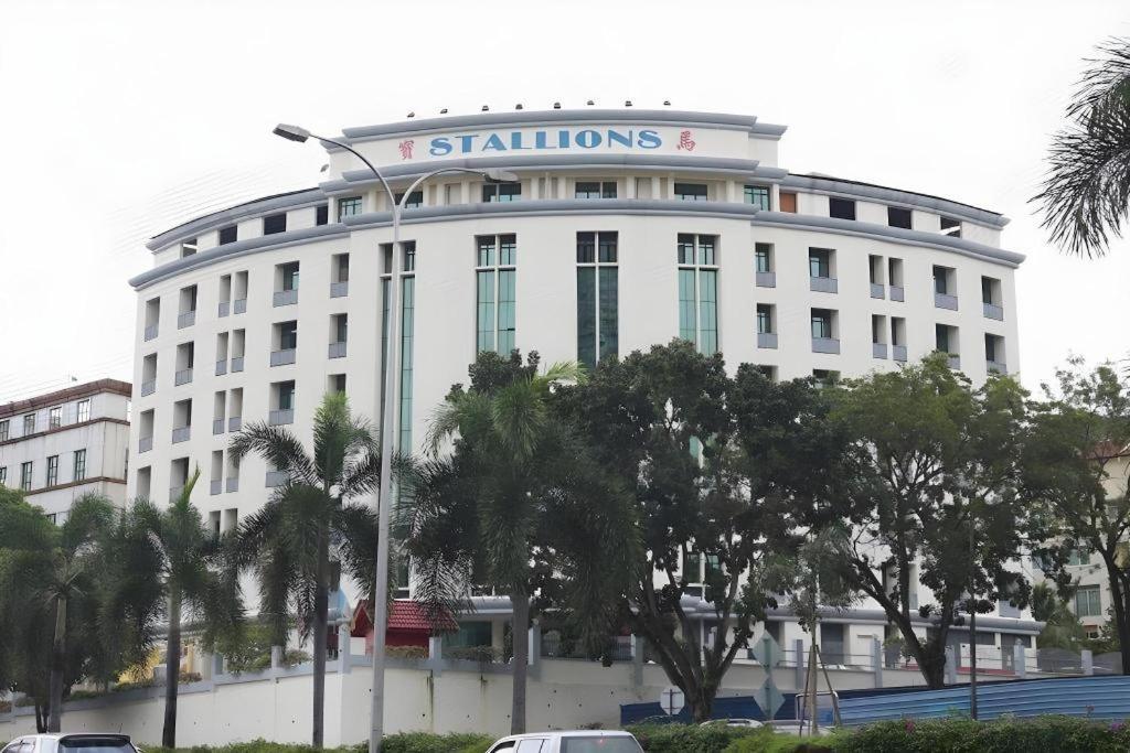 Stallions Suites Penang Jelutong Exterior photo