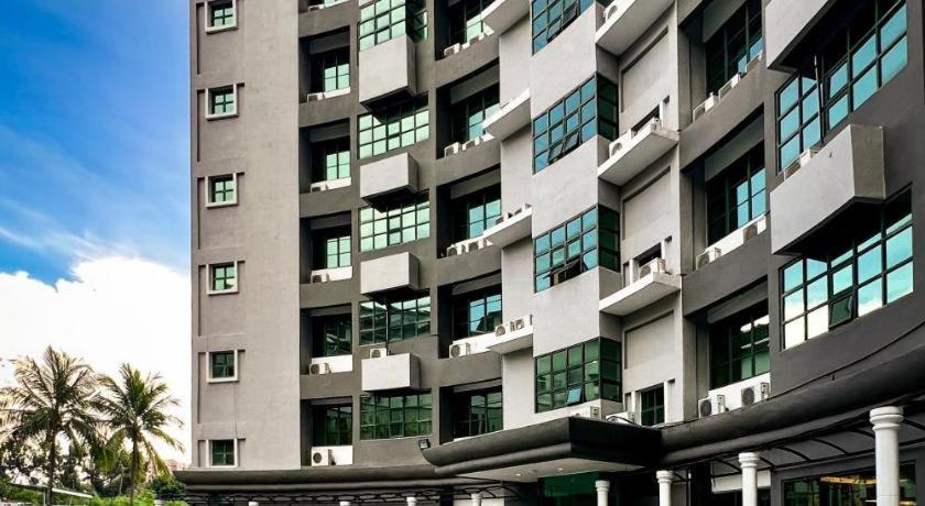 Stallions Suites Penang Jelutong Exterior photo