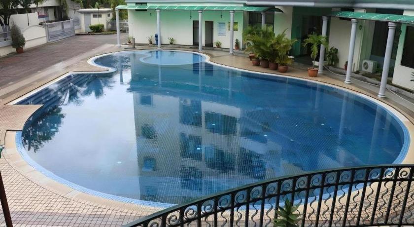Stallions Suites Penang Jelutong Exterior photo